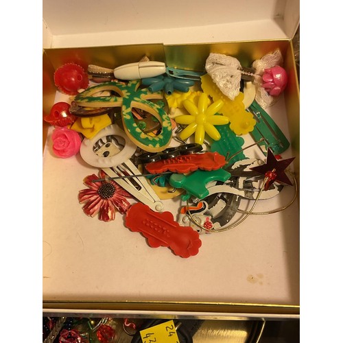 537 - Tin of costume jewellery, beads, earrings, rings, etc