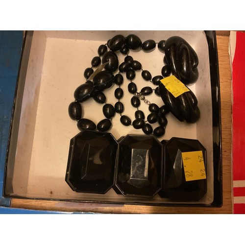 545 - Black jewellery set