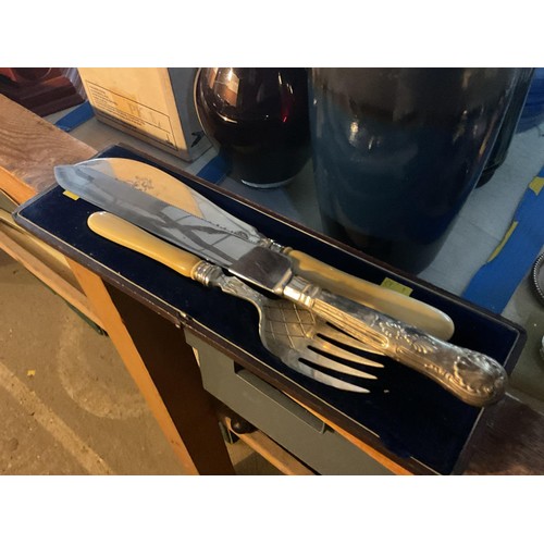 550 - Boxed sets of various cutlery