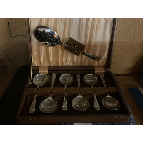 550 - Boxed sets of various cutlery