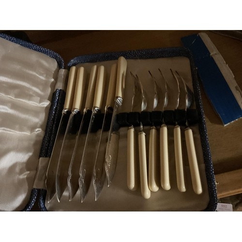 550 - Boxed sets of various cutlery