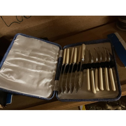 550 - Boxed sets of various cutlery