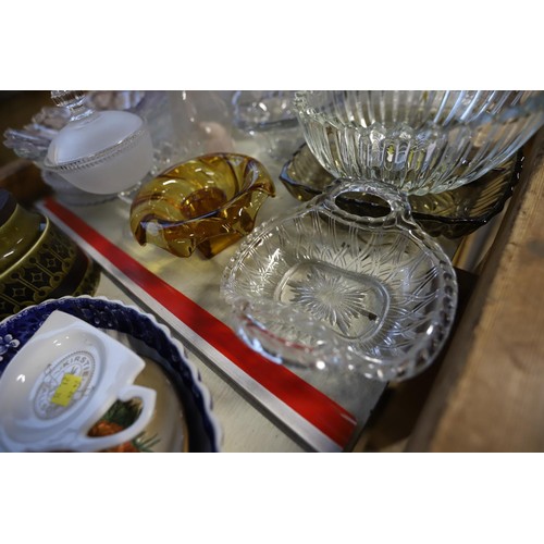 610 - Glass ware, incl decanters, plates, bowls