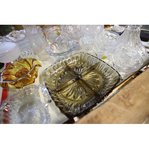 610 - Glass ware, incl decanters, plates, bowls