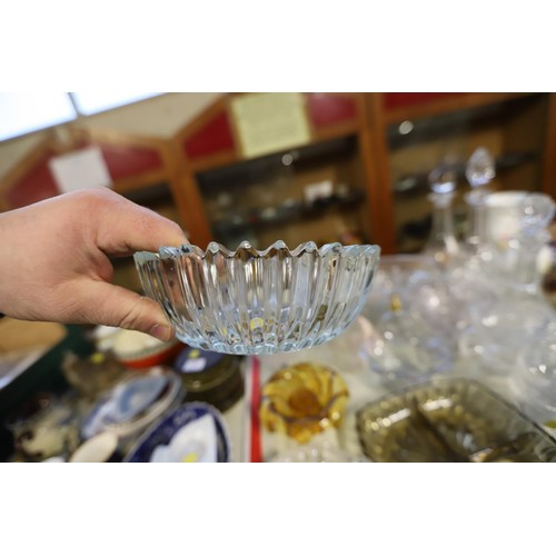 610 - Glass ware, incl decanters, plates, bowls