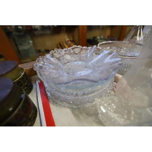 610 - Glass ware, incl decanters, plates, bowls