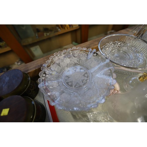 610 - Glass ware, incl decanters, plates, bowls