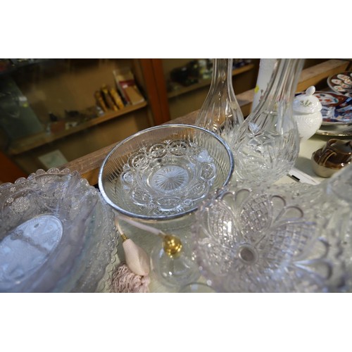 610 - Glass ware, incl decanters, plates, bowls