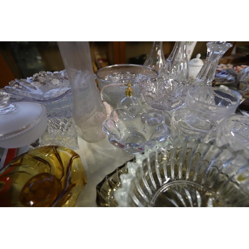 610 - Glass ware, incl decanters, plates, bowls