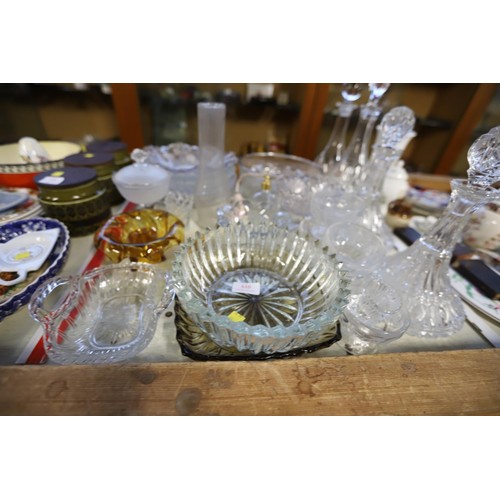 610 - Glass ware, incl decanters, plates, bowls