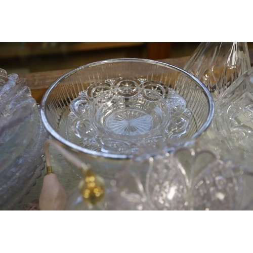 610 - Glass ware, incl decanters, plates, bowls