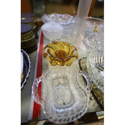 610 - Glass ware, incl decanters, plates, bowls