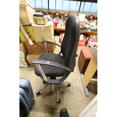 683 - Office arm chair