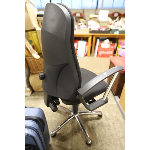 683 - Office arm chair