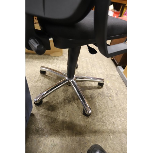 683 - Office arm chair