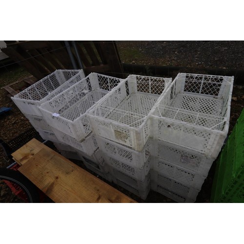 31 - 20 x white stacking crates