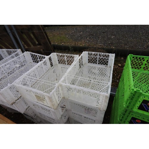 31 - 20 x white stacking crates