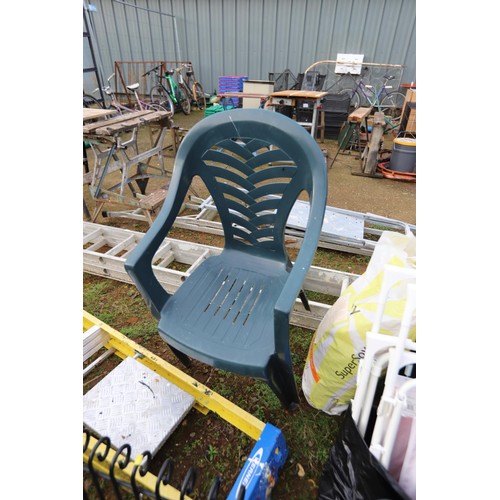 40 - Garden chairs, bin, wellies, kneelers, etc