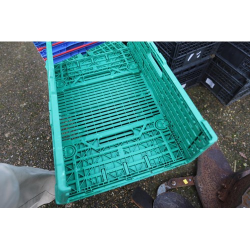 62 - 10 x folding green crates