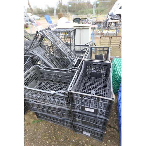 64 - 20 x black stacking crates