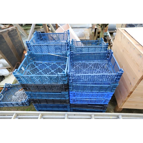 71 - 20 x blue stacking crates