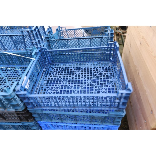 71 - 20 x blue stacking crates