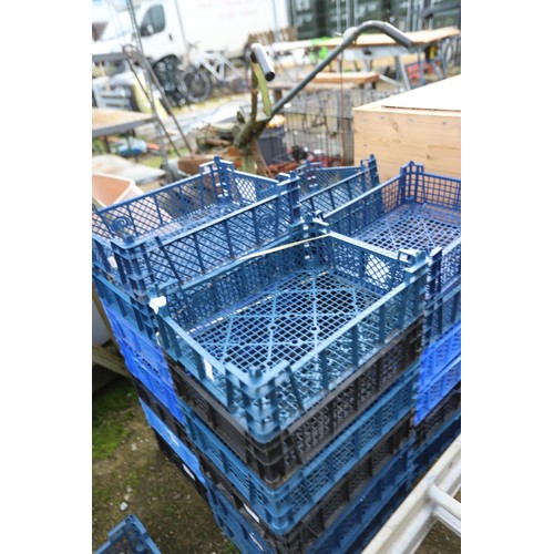 71 - 20 x blue stacking crates