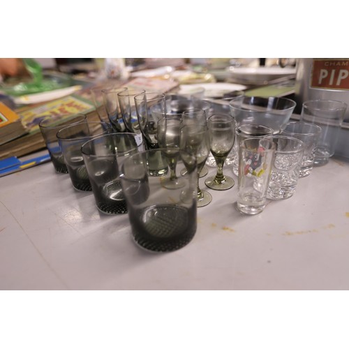 585 - Selection of glassware