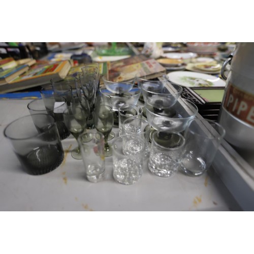 585 - Selection of glassware