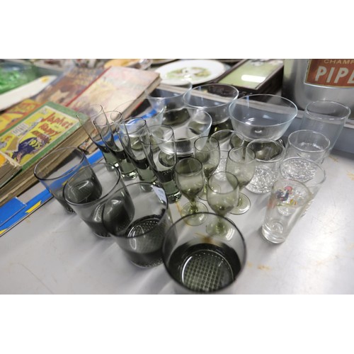 585 - Selection of glassware