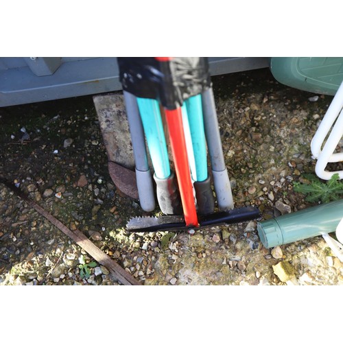 7 - Bundle of garden tools, incl loppers