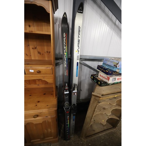 85 - 2 pairs of skis