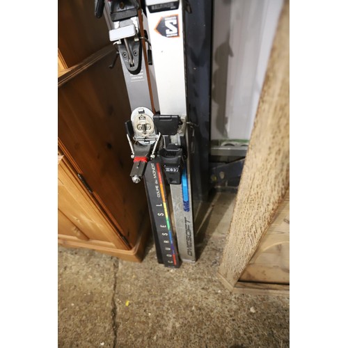 85 - 2 pairs of skis