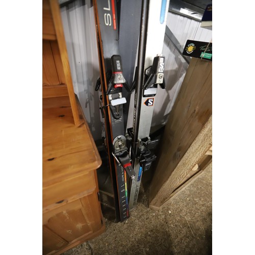 85 - 2 pairs of skis