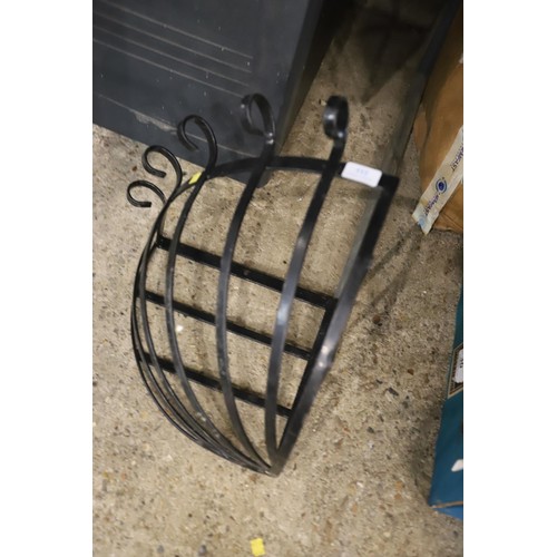 112 - Corner hay rack planter