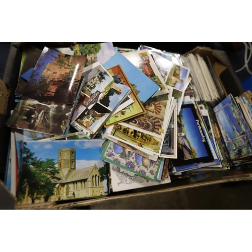 192 - Collection of postcards, box