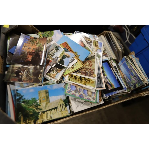 192 - Collection of postcards, box