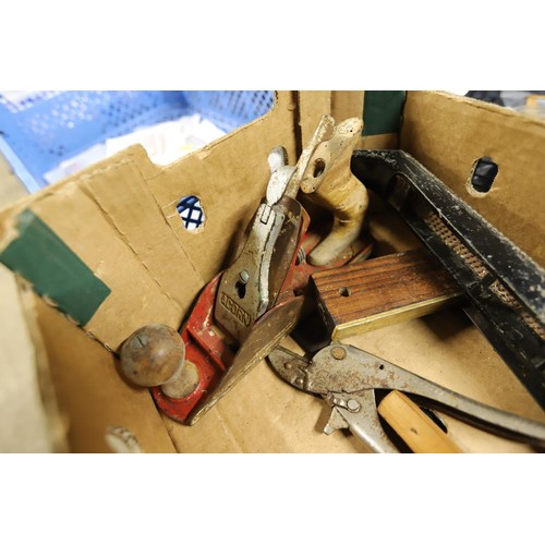 207 - Compressed air spray gun & mixed tools in box