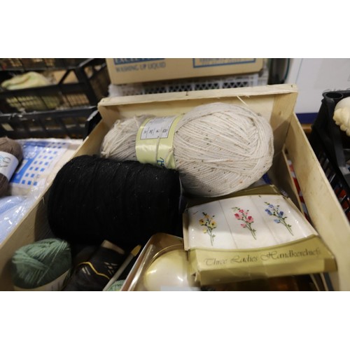 256 - 4 trays, incl wool, etc