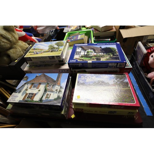 271 - Various jigsaws & large jigsaw folder