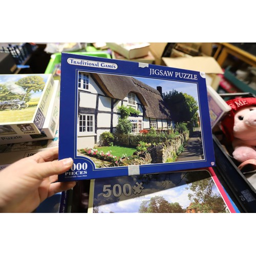 271 - Various jigsaws & large jigsaw folder