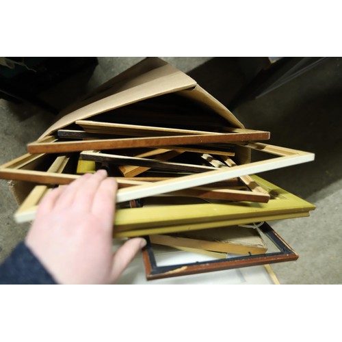 272 - Large qty of various size frames & mounts