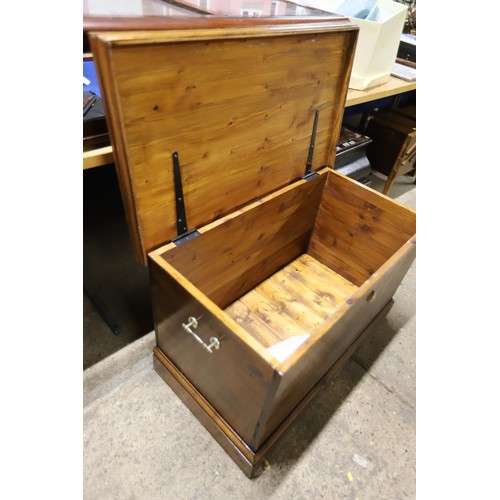 290 - Pine blanket box