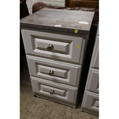 582 - 3 drawer chest of drawers