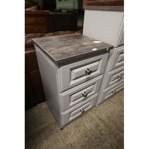 582 - 3 drawer chest of drawers