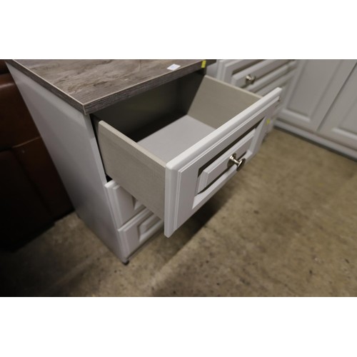 582 - 3 drawer chest of drawers