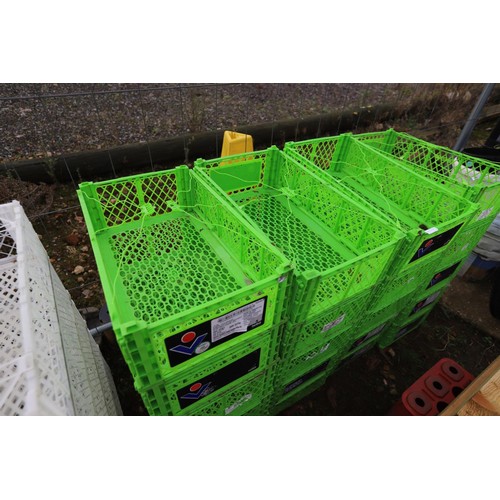 23 - 20 x green stacking crates