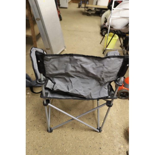 100 - Pair of folding directors chairs with bags