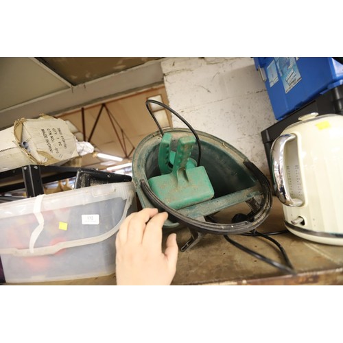 102 - 2 kettles, water feed bucket & scoops