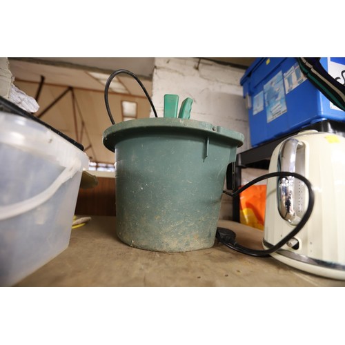 102 - 2 kettles, water feed bucket & scoops